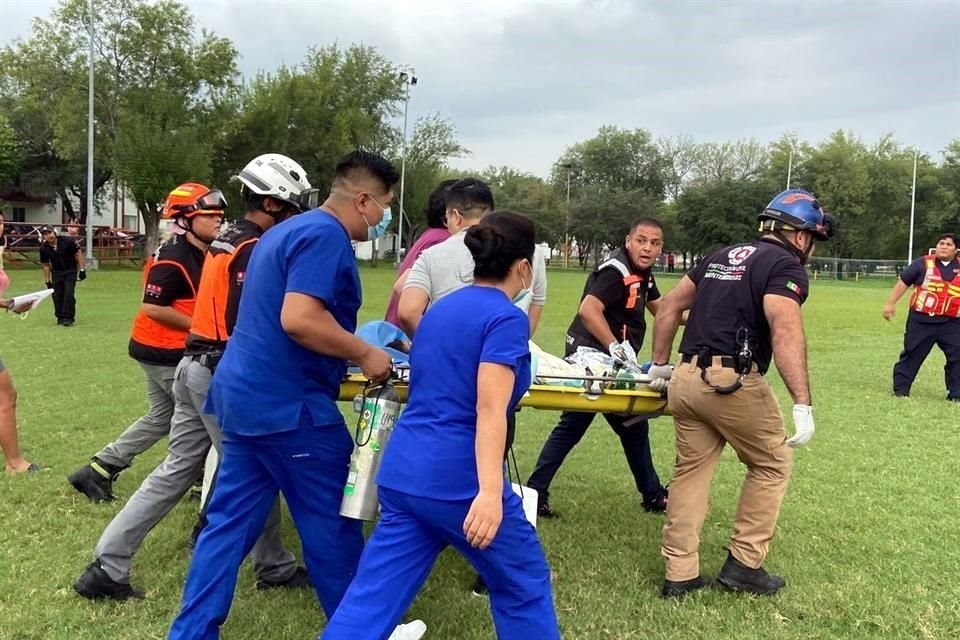 El niño, de 4 años, sufrió una caída de 3 metros de un tobogán, en Montemorelos.