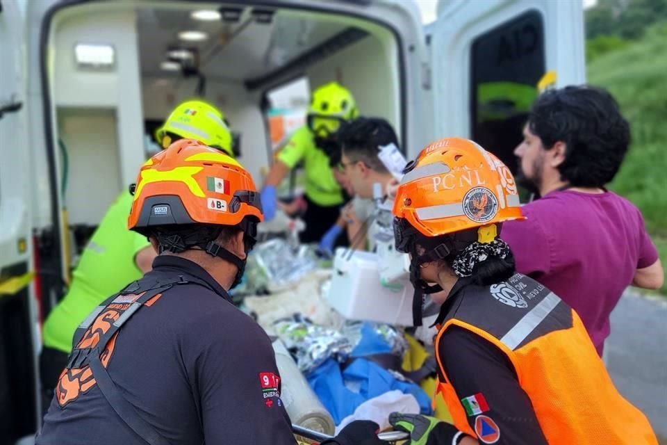 Al aterrizar en Monterrey, cuerpos de auxilio trasladaron al niño al Hospital de Zona número 21.