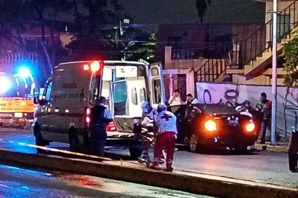 Tras el ataque, los socorristas atendieron a los jóvenes heridos que fueron trasladados a un hospital.