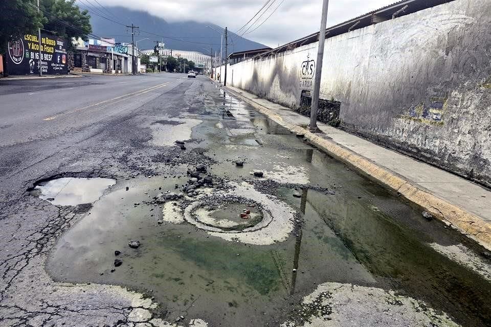 El agua del drenaje se desborda del registro y recorre la Av. Rómulo Garza, en San Nicolás.