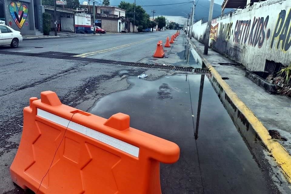 Un carril de la Av. Arturo B. de la Garza está cerrado al paso por la fuga de aguas negras.