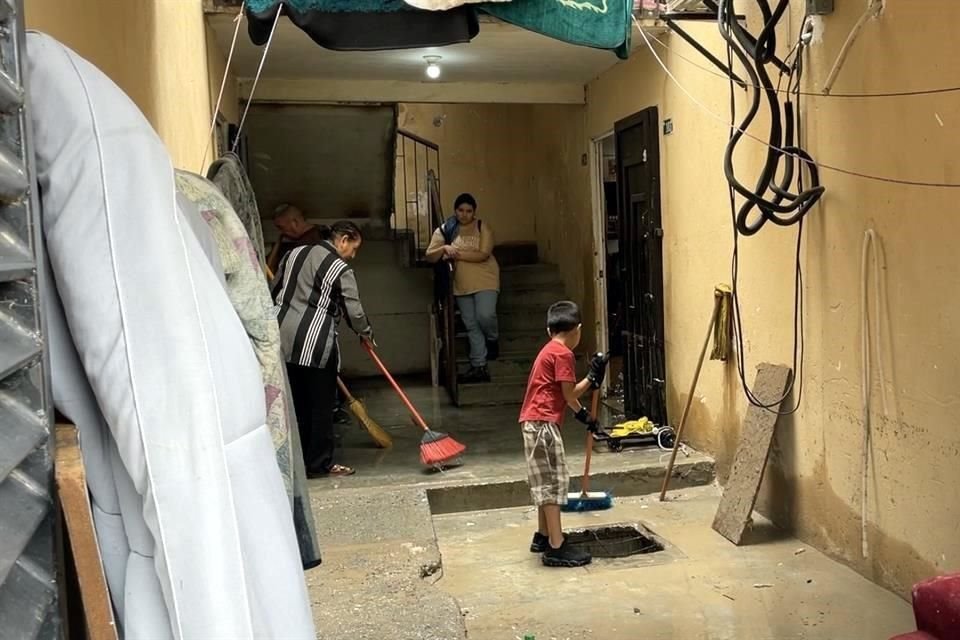 Vecinos de la Colonia Los Pilares aún barren el lodo que entró a sus casas el domingo pasado.