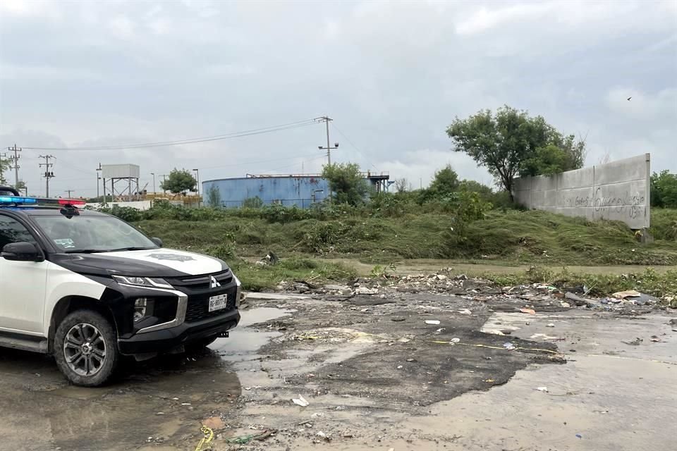 Una patrulla de Salinas Victoria custodia la zona donde se registró el desbordamiento de un canalón.