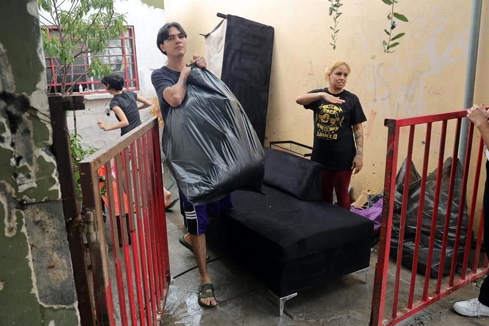 Muebles, ropa y hasta sus vehículos perdieron los residentes de Los Pilares durante las lluvias.