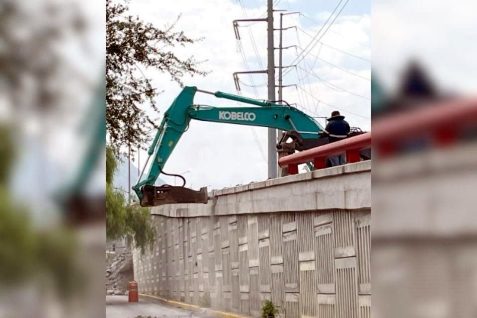 Los trabajos en el puente de Morones Prieto y Jiménez continuaron al remover el concreto en una parte del muro.