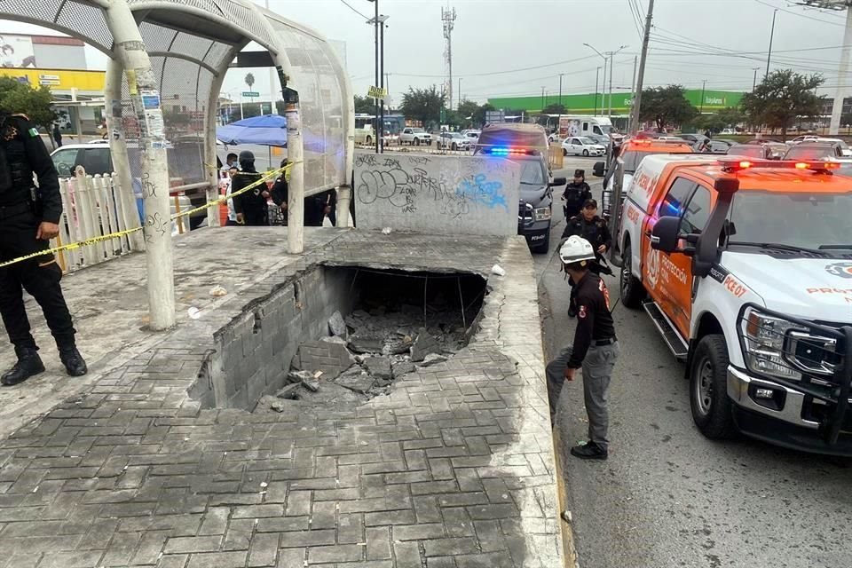 Tres personas sufren lesiones tras caer por el hundimiento del piso en una parada de Transmetro, en Ciudad Solidaridad, en Monterrey.