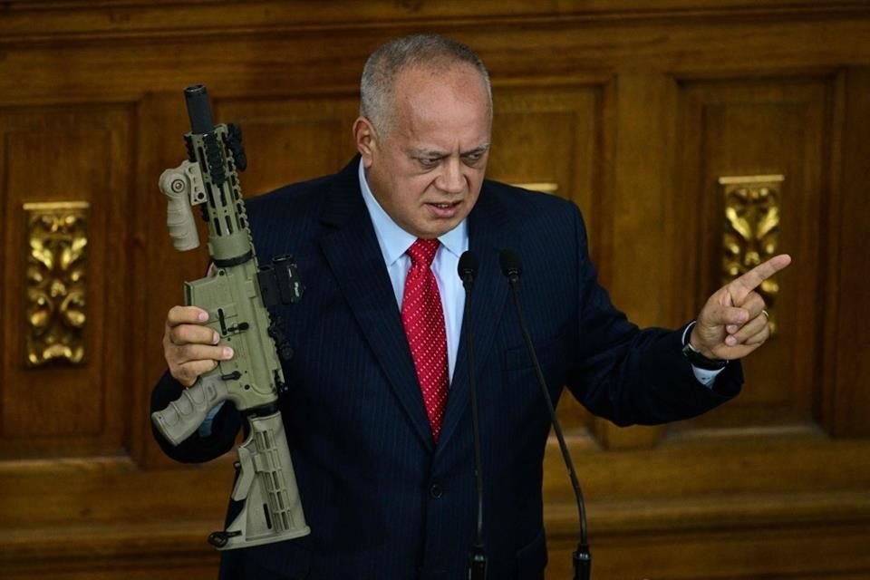 El Ministro Diosdado Cabello muestra un arma incautada de un presunto lote de armas incautado por autoridades venezolanas.