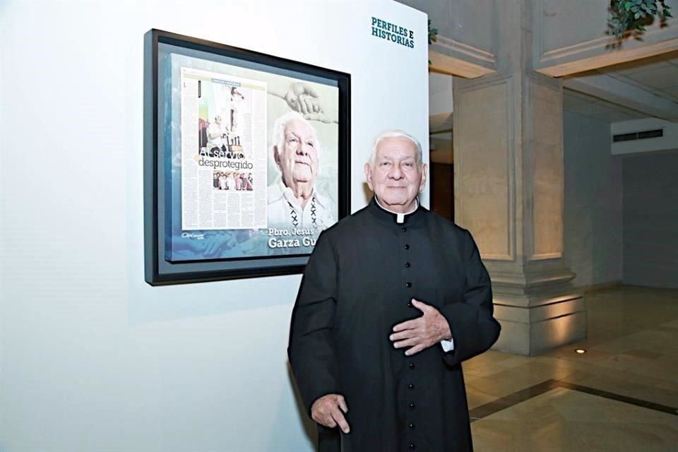 El Padre Jesús Garza Guerra en la presentación de la antología de Perfiles e Historias en el 2019.