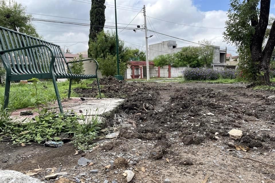 Vecinos de la Colonia Roma denunciaron que los trabajos de remodelación del parque están detenidos desde hace un mes.