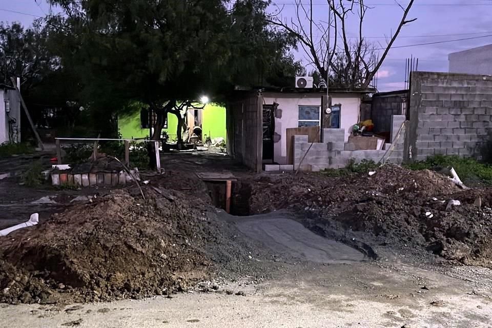 Vecinos de la Colonia Emiliano Zapata, en Salinas Victoria, señalaron que obra pluviales de AyD sin terminar causaron que el agua se les metiera a sus casas.