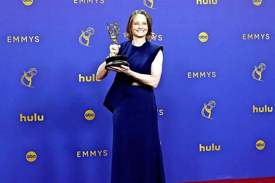 Jodie Foster celebró cinco décadas de carrera a sus 62 años, al ganar la categoría 'Outstanding Lead Actress In A Limited Or Anthology Series Or Movie'.