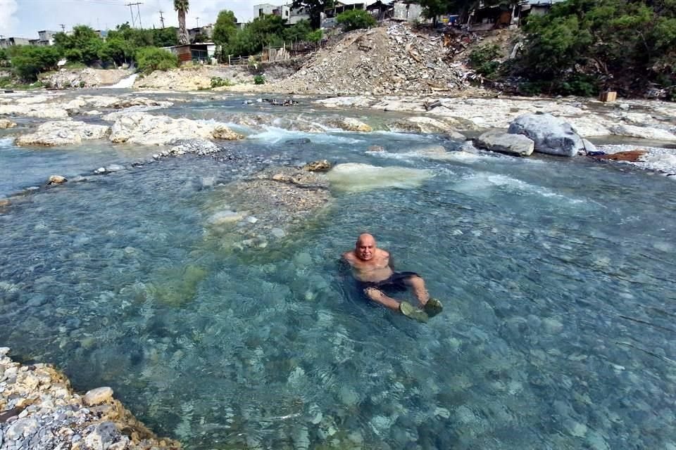 Vecinos aprovechan la caída del agua para formar pequeñas represas y crear espacios donde darse chapuzones.