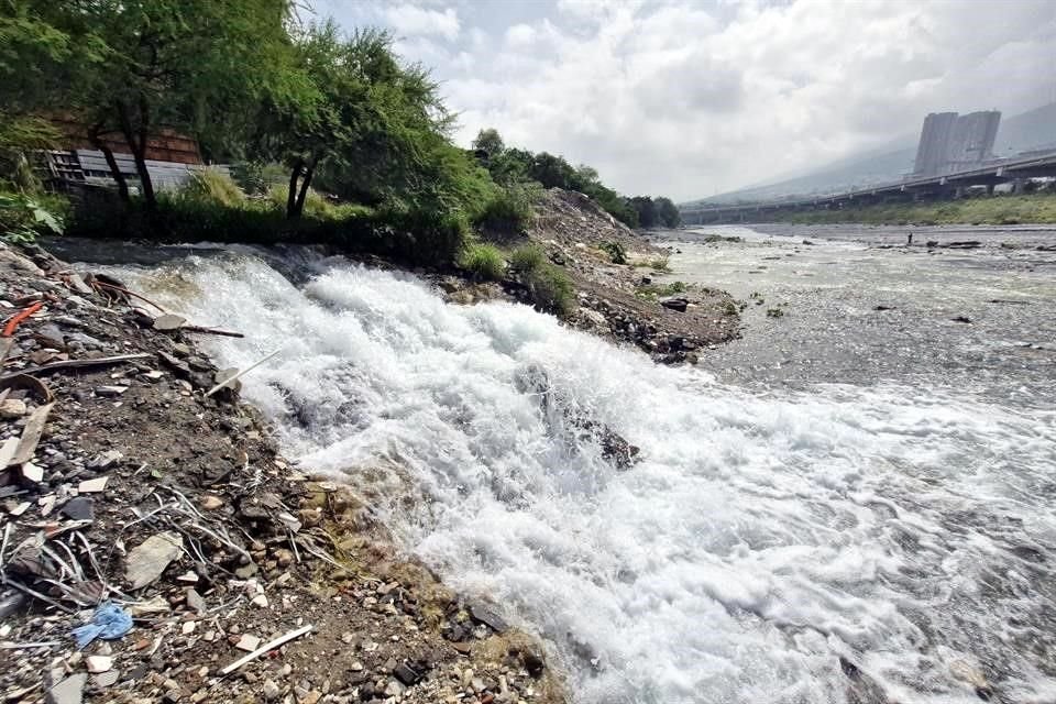 Tras la tormenta 'Alberto' y las lluvias recientes, tres cascadas roban la atención en el margen norte del cauce.