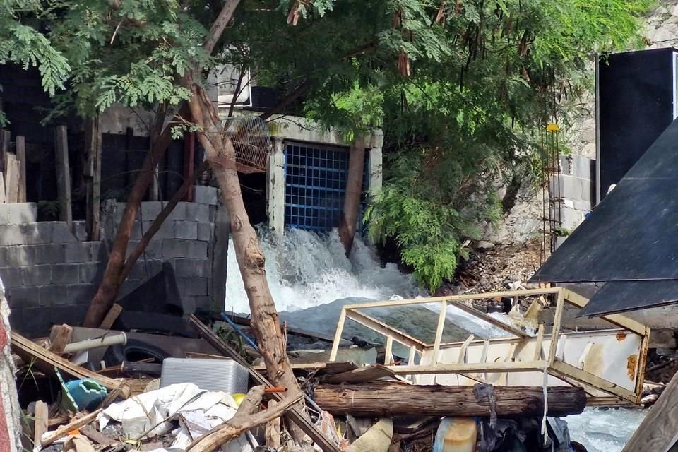 Ningún otro pluvial que desemboca en esa misma parte del río trae agua actualmente.
