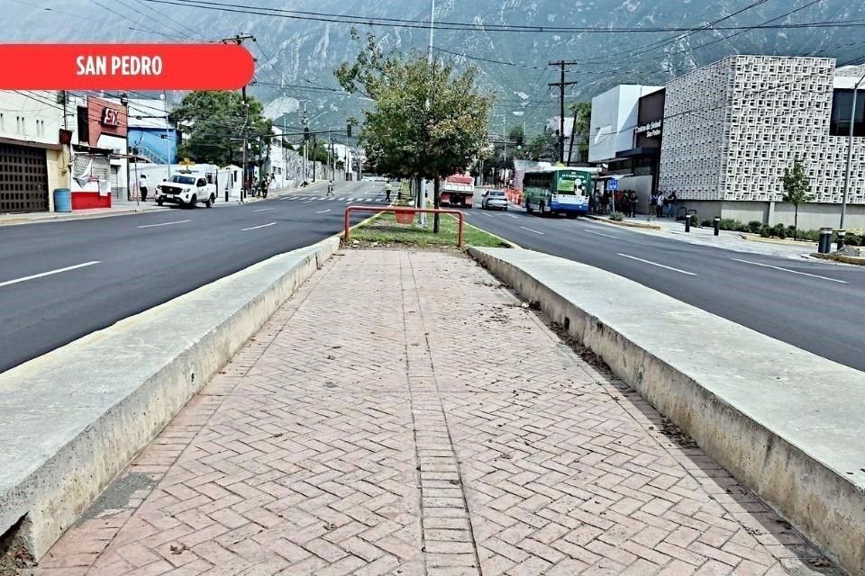 Un extremo de la ciclovía en el Puente Corregidora topa con un camellón arbolado, en el otro se ubica el cruce semaforizado de Corregidora y Morones Prieto.