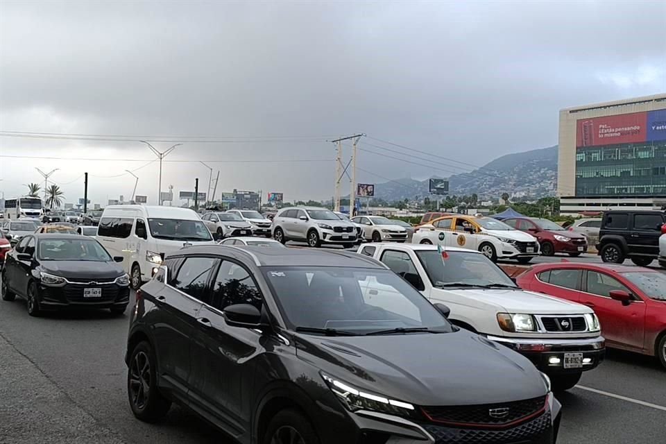 Avenidas como Constitución y Venustiano Carranza presentan esta mañana intensa carga vehicular tras el cierre en el Túnel de la Loma Larga.