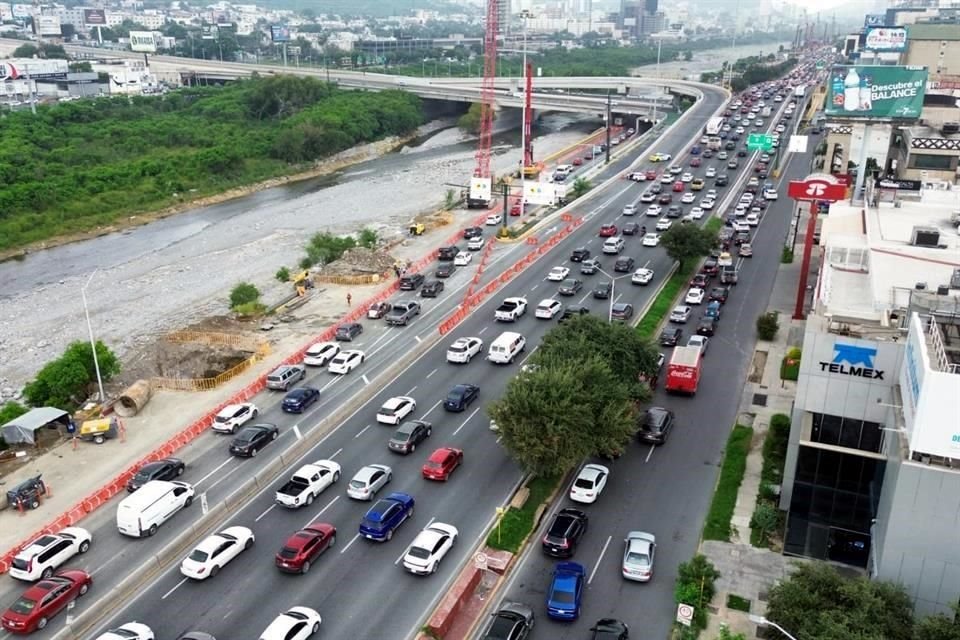 Los accesos a los carriles de norte a sur del Túnel de la Loma Larga fueron cerrados desde las avenidas Constitución, Venustiano Carranza y Morones Prieto.