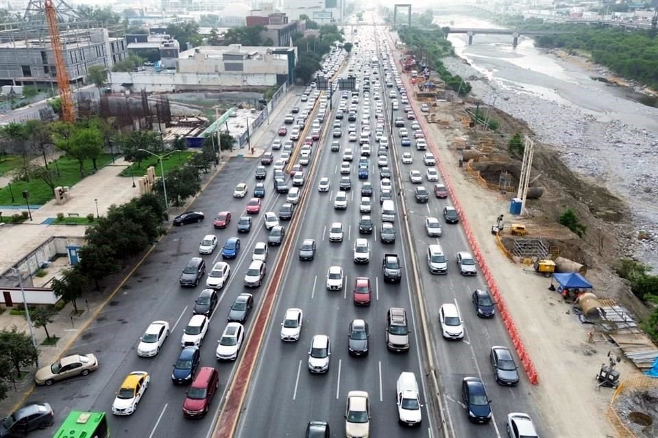 Debido al cierre del Túnel de la Loma Larga en dirección a San Pedro, la vialidad colapsó en diferentes avenidas.