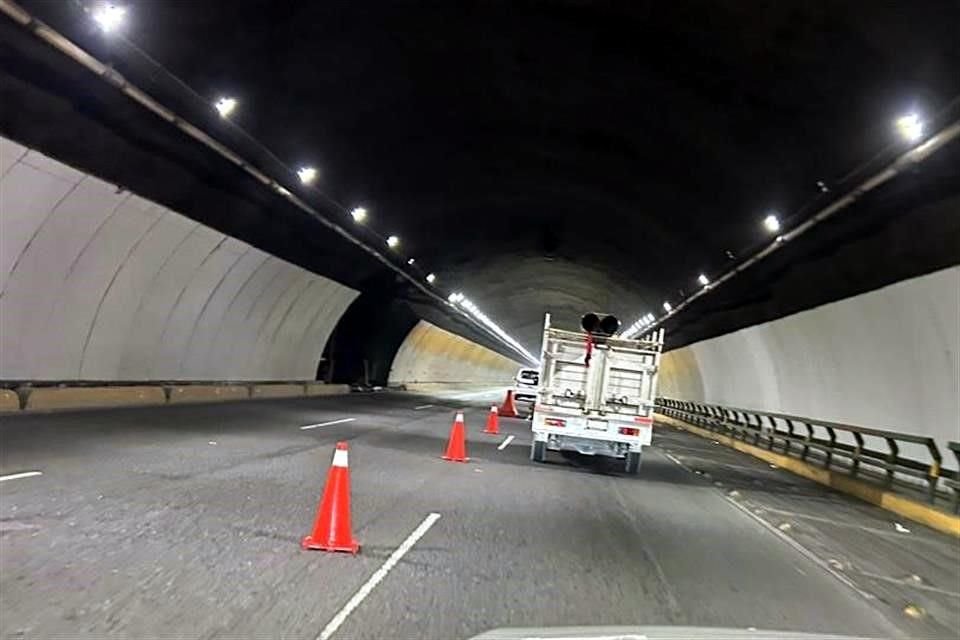 Alrededor de las 11:00 horas, dos de los tres carriles de San Pedro a Monterrey fueron cerrados.