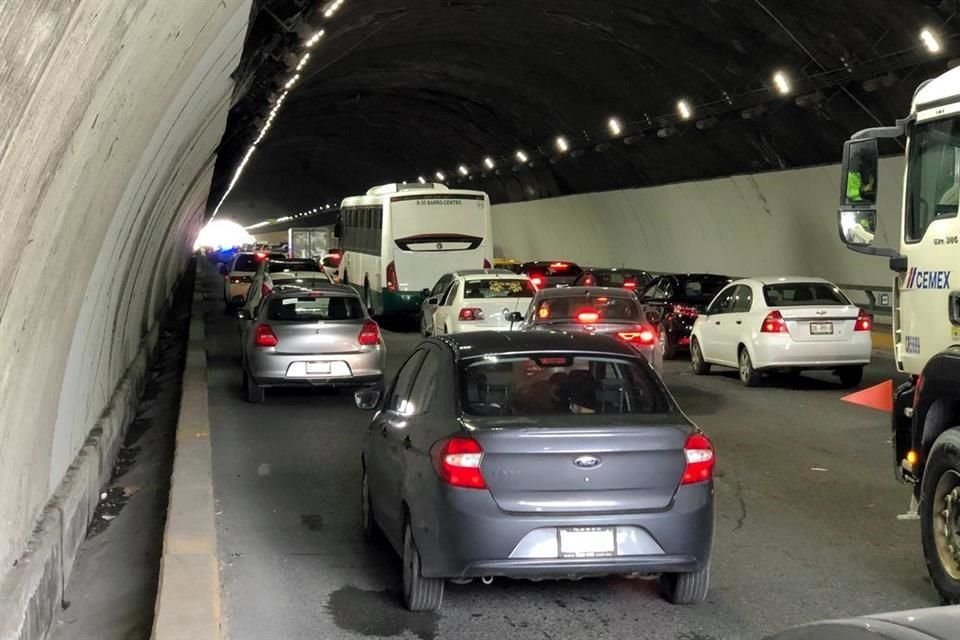 Autoridades decidieron cerrar los dos carriles centrales con dirección de San Pedro a Monterrey.