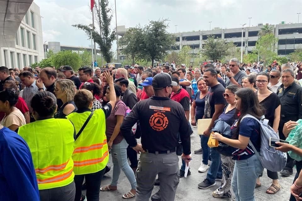 Según Gloria Morales, titular de la Secretaría de Administración, participaron mil 200 trabajadores en el simulacro.