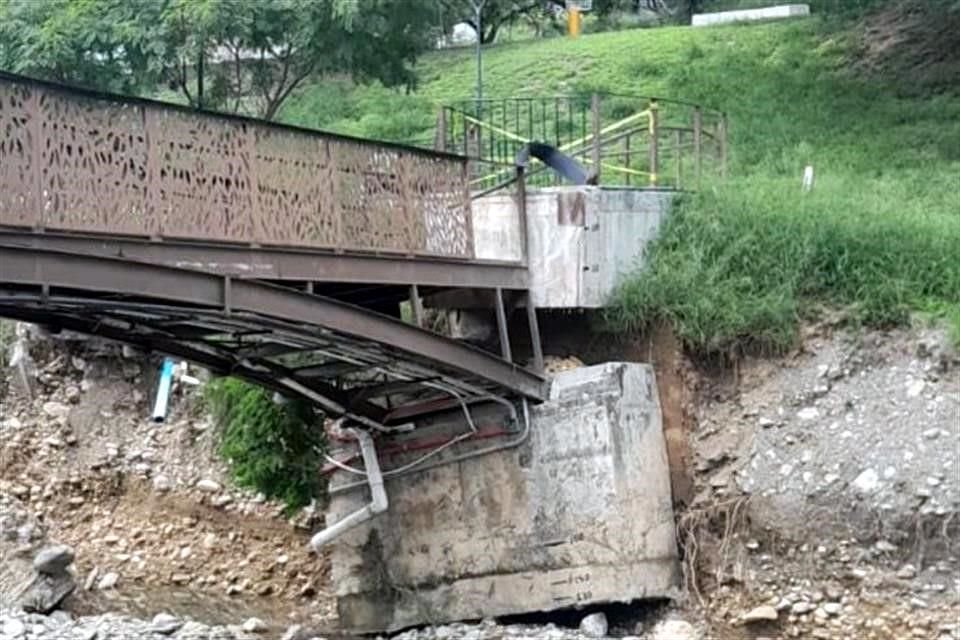 Usuarios reportaron el desprendimiento del puente peatonal.