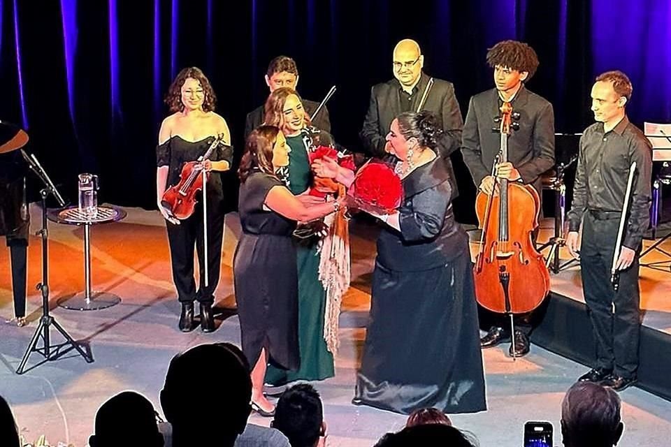Al finalizar el concierto, la maestra Rocío Tamez, quien acompañó a Jimena en algunas piezas recibió un ramo de flores en agradecimiento a su participación.