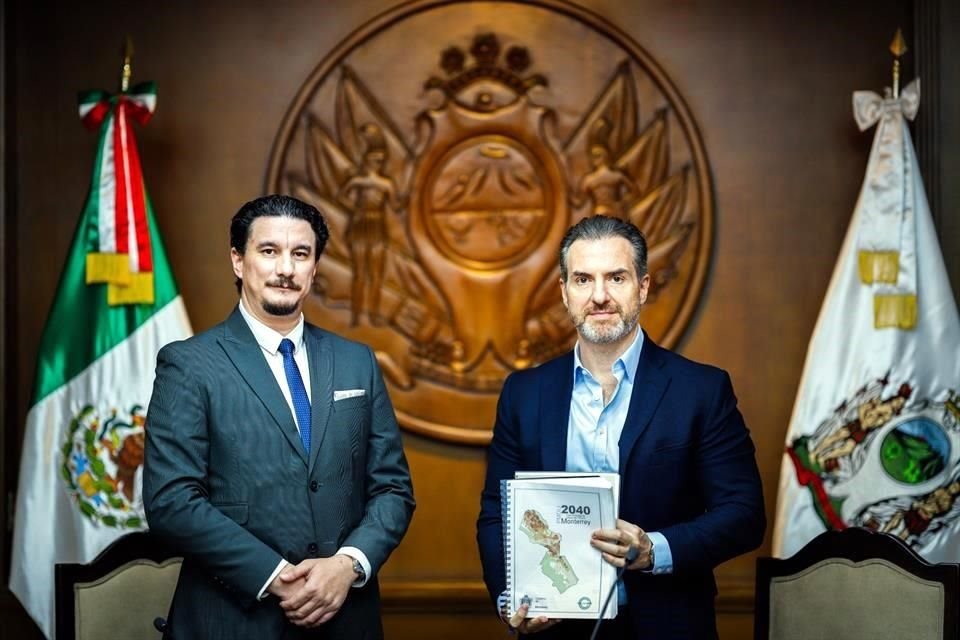 Adrián de la Garza, Alcalde electo de Monterrey, recibió el Proyecto Estratégico Monterrey Ideal 2040 de parte de la Administración saliente.