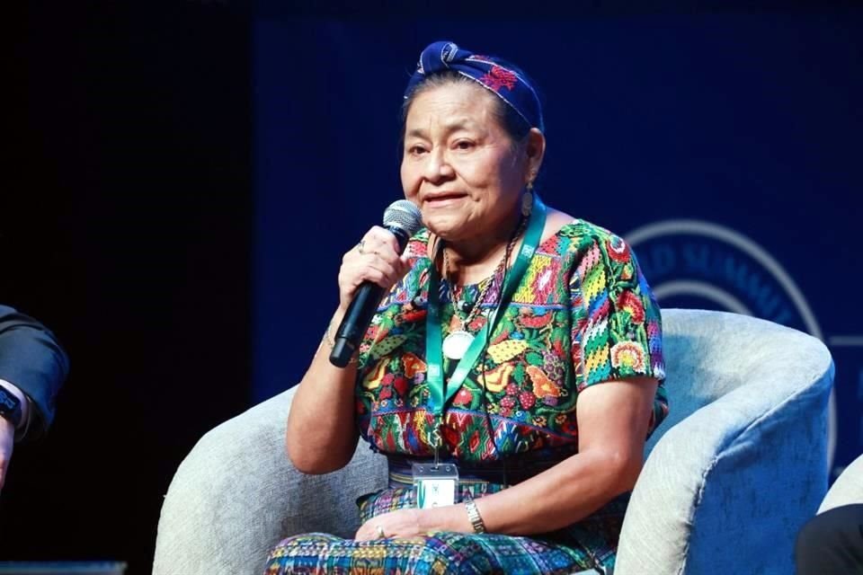 En la Cumbre Mundial de Premios Nobel por la Paz, Rigoberta Menchú convocó a frenar la deshumanización social