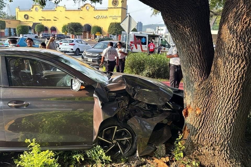 Un conductor queda lesionado tras evitar chocar contra una camioneta y desviarse hacia la banqueta, donde ss estrelló contra un árbol.