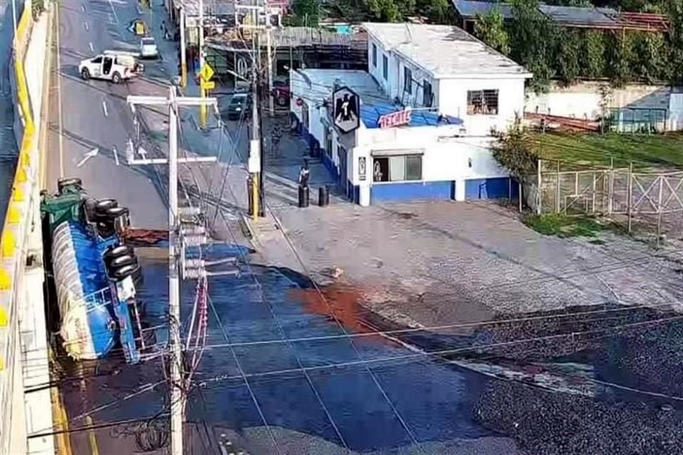 Una pipa vuelca en la Carretera Miguel Alemán, al dar vuelta en el entronque con la Carretera a Pesquería, y derrama posible ácido.