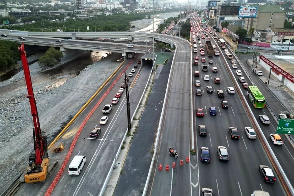 El acceso al Túnel de la Loma Larga en Monterrey fue cerrado desde Constitución.