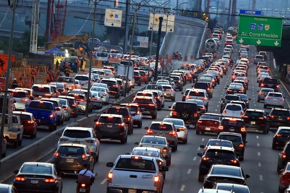 El tráfico por la tarde ante al cierre del Túnel creció en la hora pico.