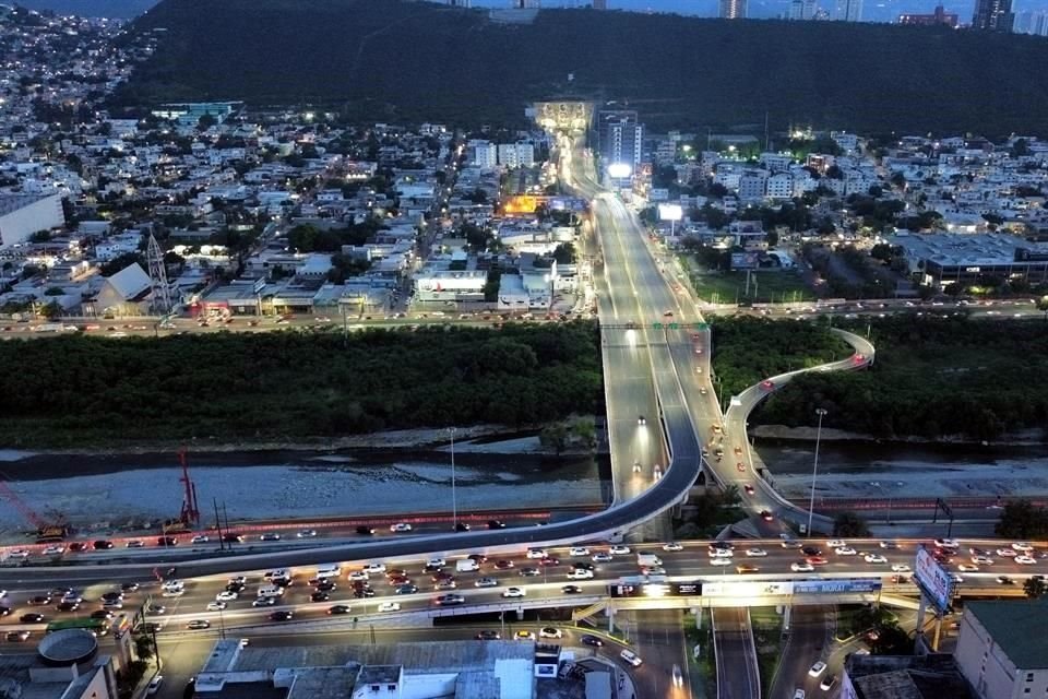 Los conductores debieron continuar por Constitución ante el cierre al acceso del Túnel de la Loma Larga, al igual que por Venustiano Carranza.