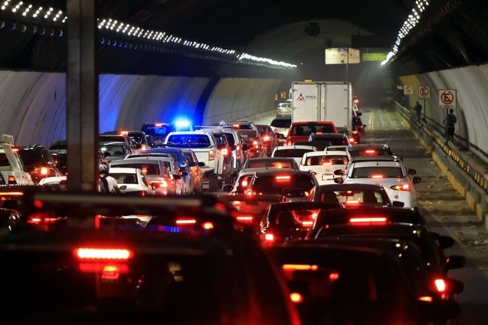 El cierre de dos carriles generó un cuello de botella de San Pedro a Monterrey.