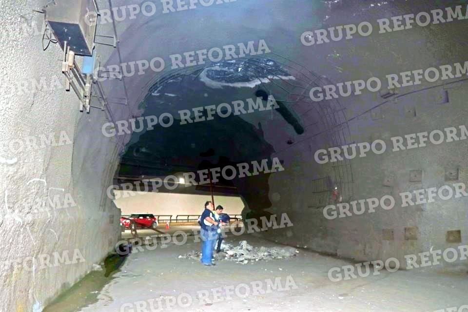 Otro desprendimiento del techo se localizó en la parte mediade la vía, donde hay un retorno cerrado.