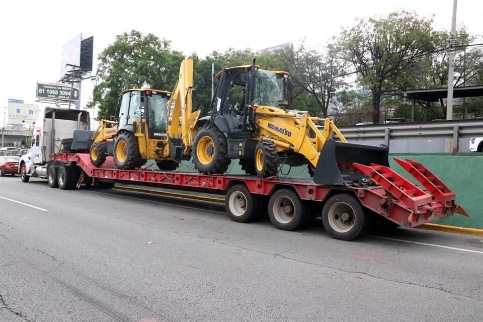 Dos vehículos pesados eran transportados en una grúa.