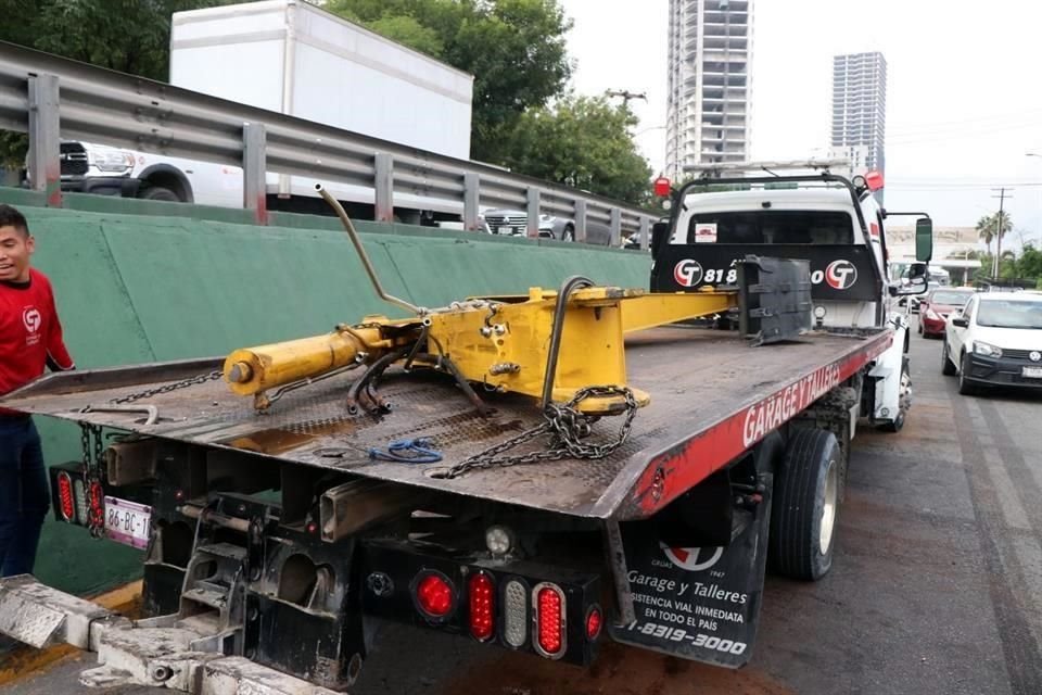 El brazo de la retroexcavadora se atoró en un puente peatonal.