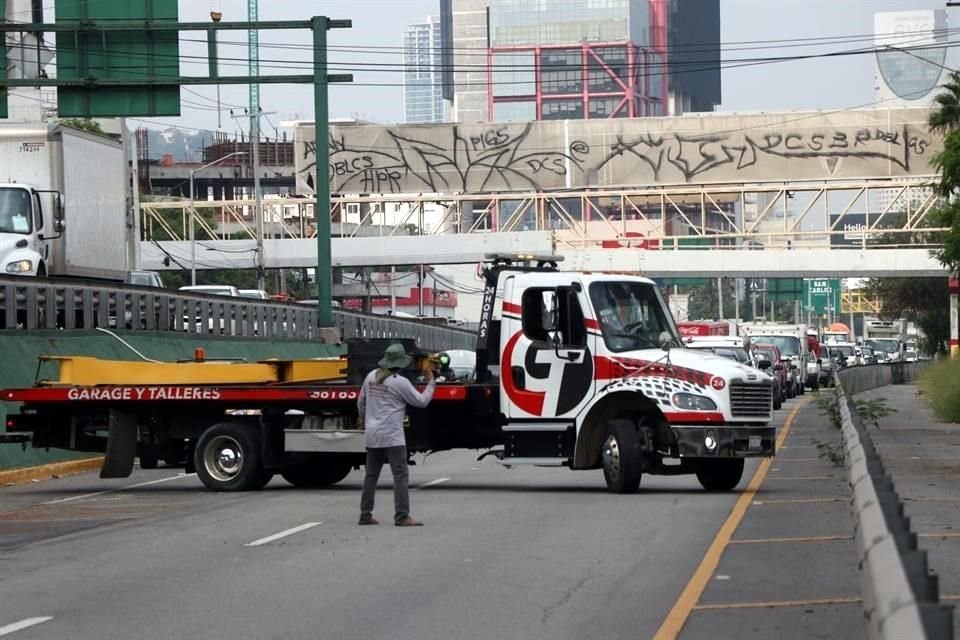 Los trabajos de retiro del brazo de la retroexcavadora provocaron caos vial en los carriles exprés de Morones Prieto.