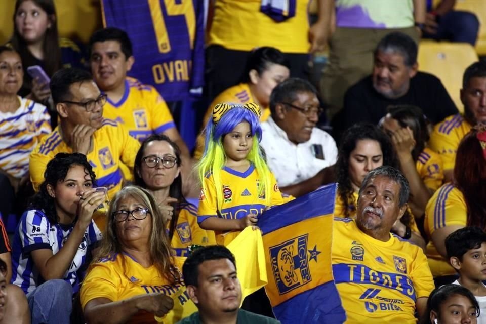 Una postal que se da en cada partido de las 'Amazonas' es la de pequeñas apoyando a su equipo.