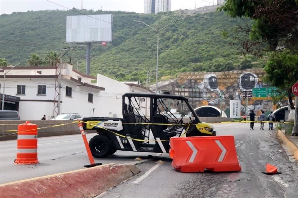 En Monterrey, una agente de Tránsito vigila el bloqueo a la entrada del Túnel de la Loma Larga.