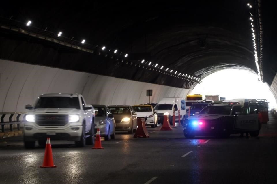 El carril derecho de San Pedro a Monterrey es el único que continúa abierto.