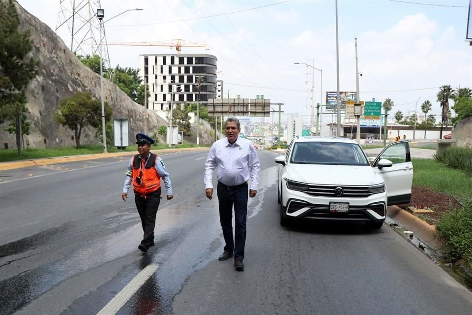 El Secretario Movilidad, Hernán Villarreal, arribó al Túnel de la Loma Larga alrededor de las 13:00 horas.