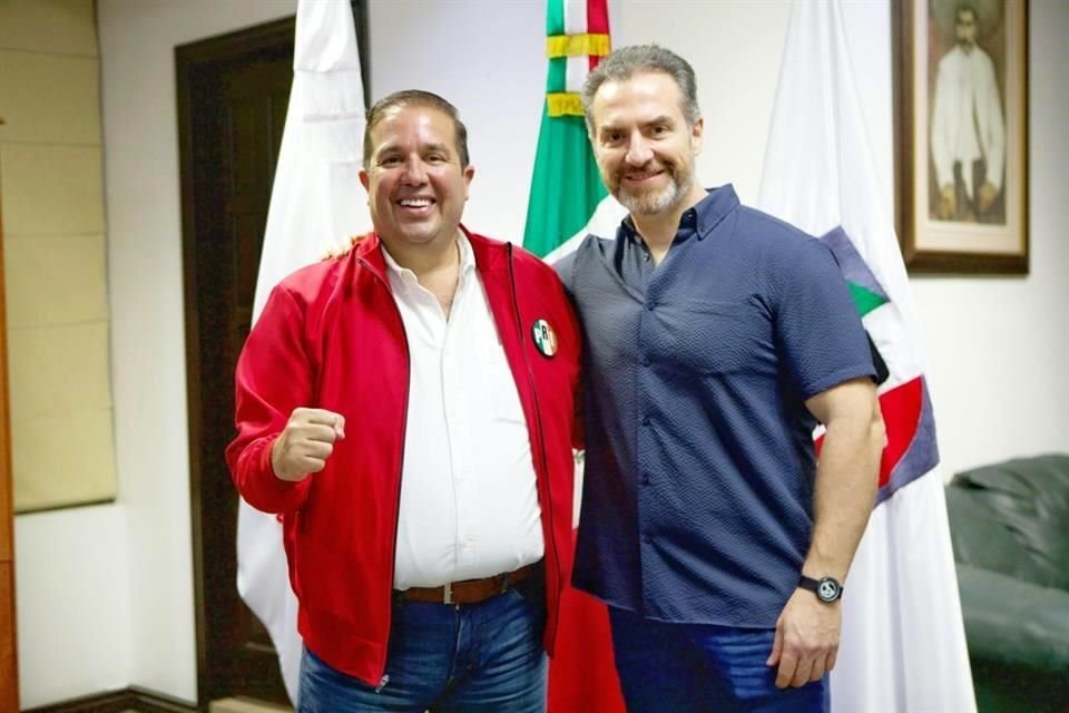 Jose Luis Garza Ochoa, dirigente estatal el PRI, y Adrián de la Garza.