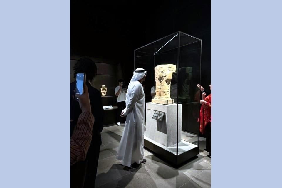 Mohamed Khalifa Al Mubarak, presidente del Louvre Abu Dhabi, admira un atlante de Chichén Itzá. 