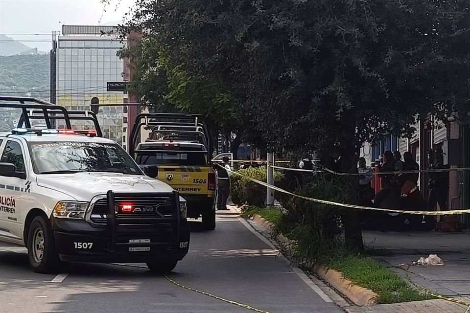 El presunto asaltante quedó tendido en plena avenida y a un lado de él estaba un arma de fuego abastecida.