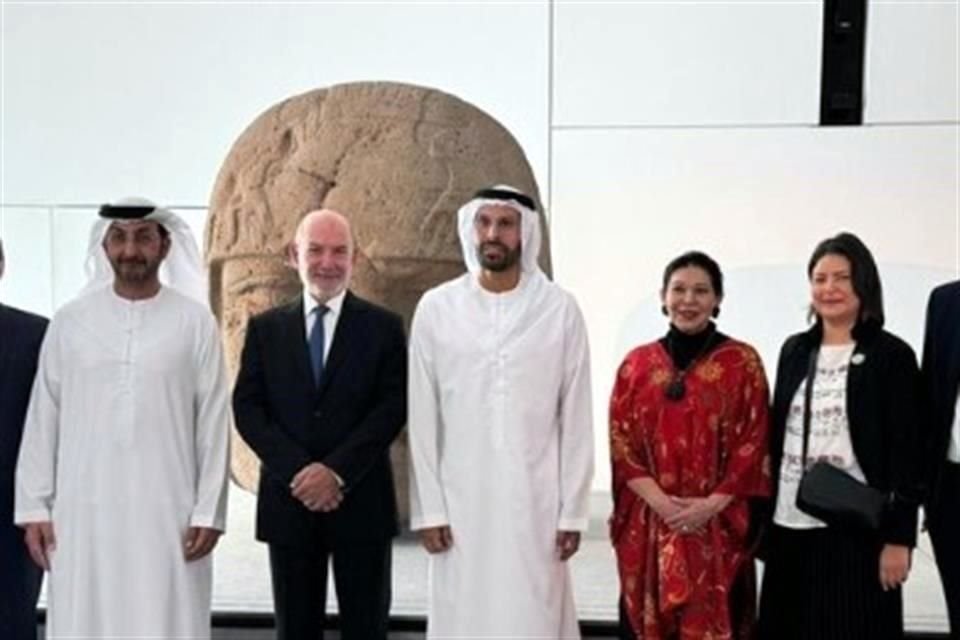 Al centro, Luis Alfonso de Alba, Embajador de México en los Emiratos Árabes Unidos; Mohamed Khalifa Al Mubarak, presidente del Louvre Abu Dhabi, y Teresa Mercado, subsecretaria de la SRE, quienes inauguraron la muestra.