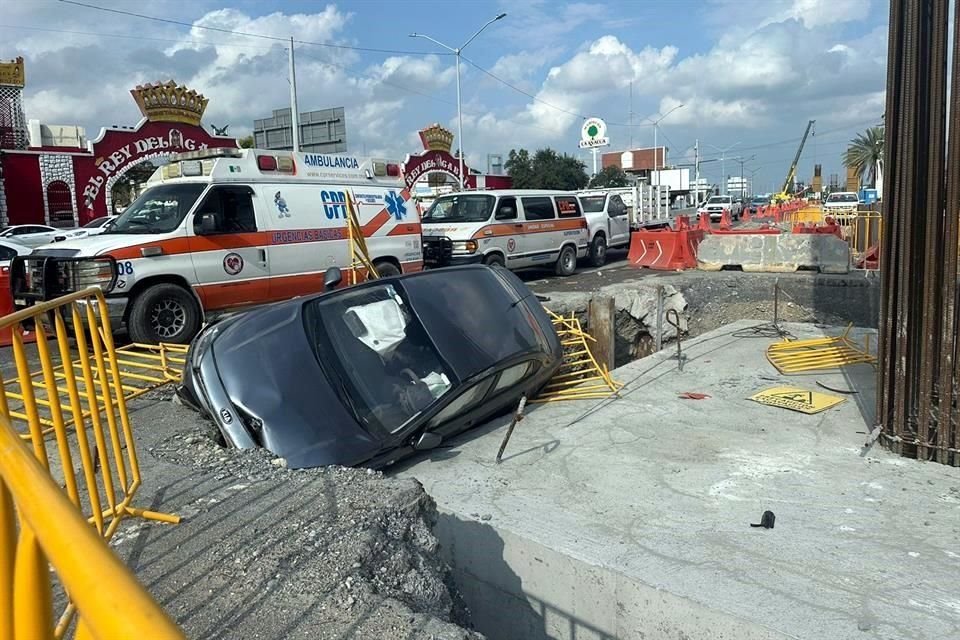 Un automovilista sale con golpes tras caer a bordo de su vehículo en una zanja de los trabajos en las columnas del Metro, en Constitución.