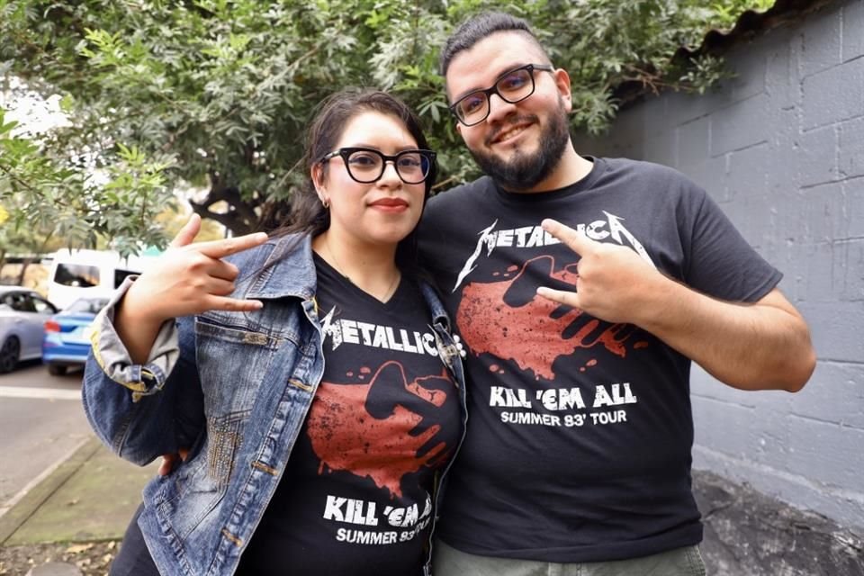 Fans presumen sus playeras del tour 'Kill 'Em All for One', celebrado en 1993.