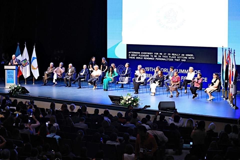 La Cumbre congregó en Monterrey a Premios Nobel y activistas por la paz.